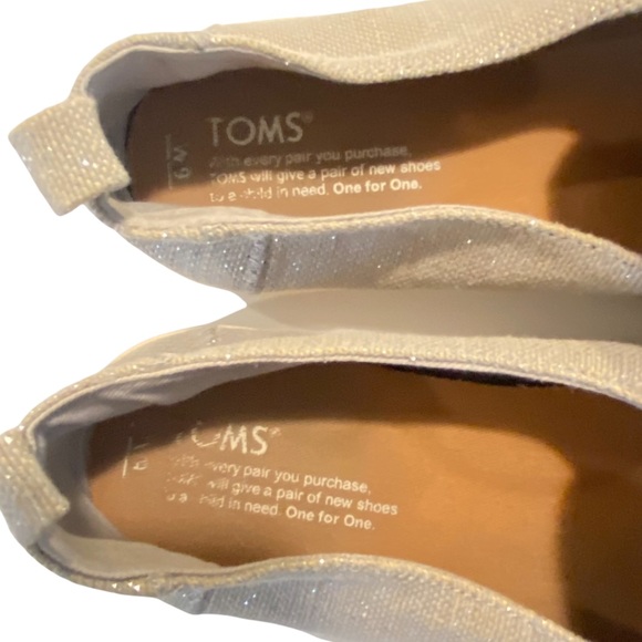 🔴 5/$45 SALE 🔴 TOMS | Gray Sparkle slip ons - Picture 4 of 12